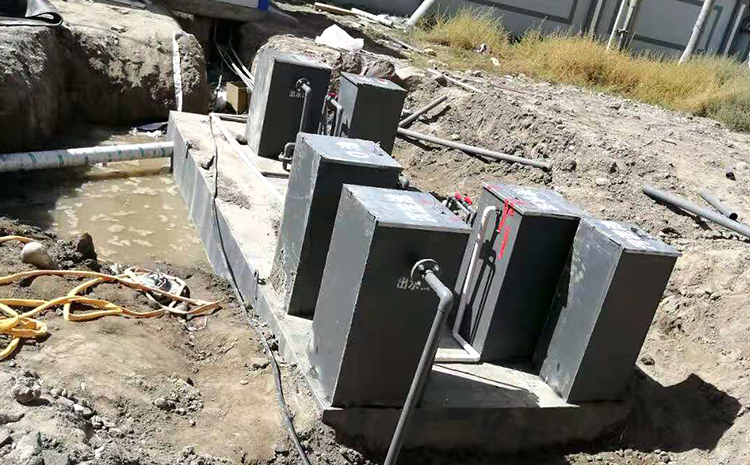 新疆阿克陶地區(qū)AO一體化污水處理設(shè)備安裝現(xiàn)場圖(圖5) 新疆阿克陶地區(qū)AO一體化污水處理設(shè)備安裝現(xiàn)場圖(圖5)