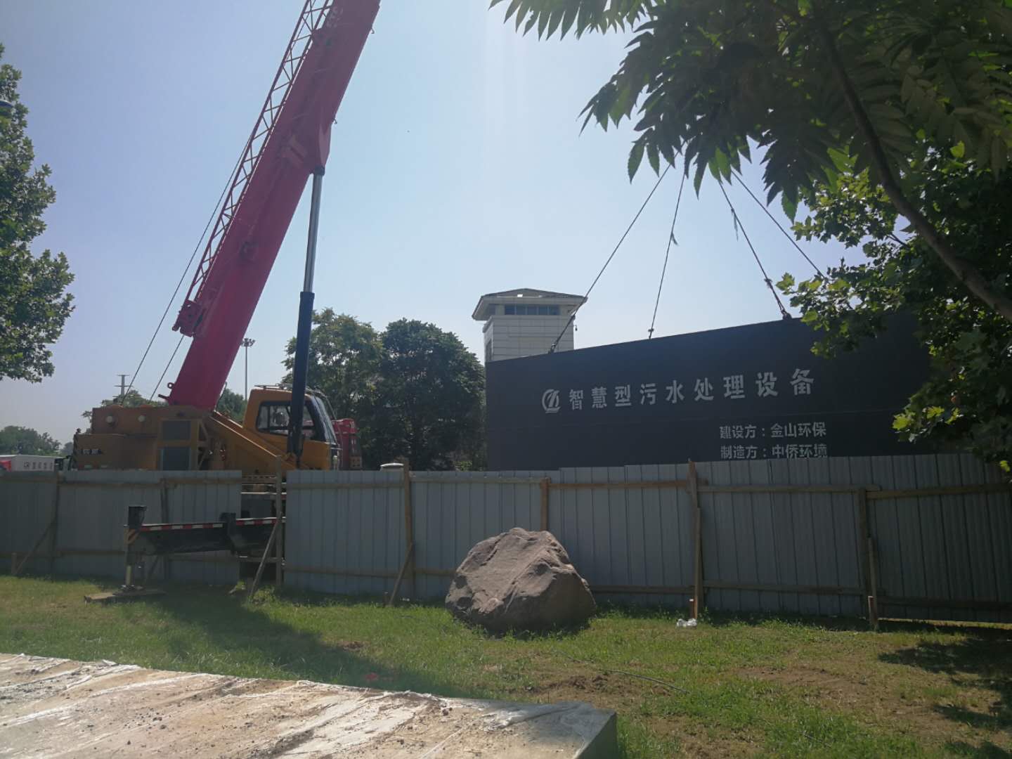 高速公路服務(wù)區(qū)污水處理設(shè)備安裝現(xiàn)場(chǎng)(圖2) 高速公路服務(wù)區(qū)污水處理設(shè)備安裝現(xiàn)場(chǎng)(圖2)