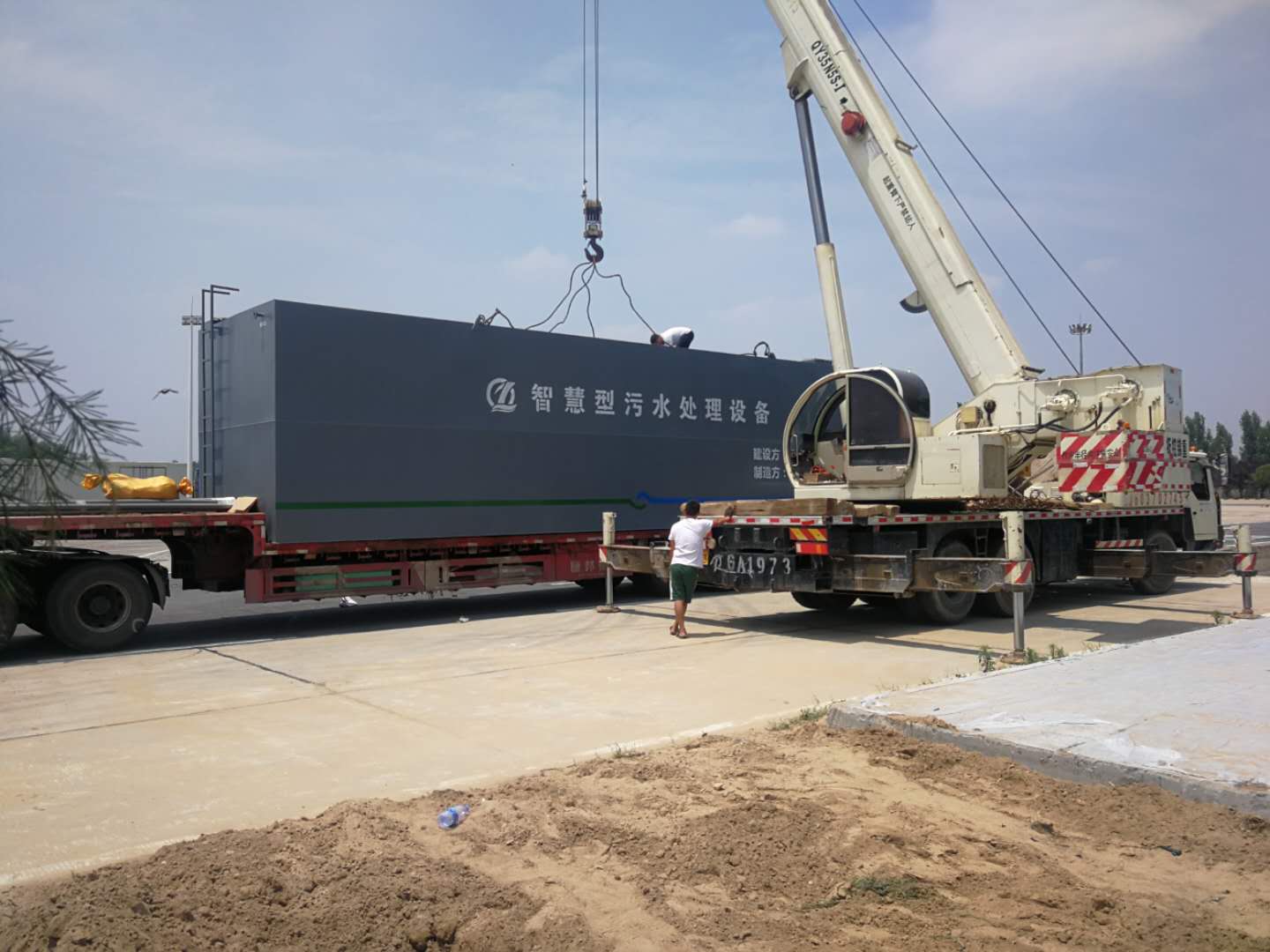 河南高速服務(wù)區(qū)污水處理設(shè)備安裝中(圖3) 河南高速服務(wù)區(qū)污水處理設(shè)備安裝中(圖3)