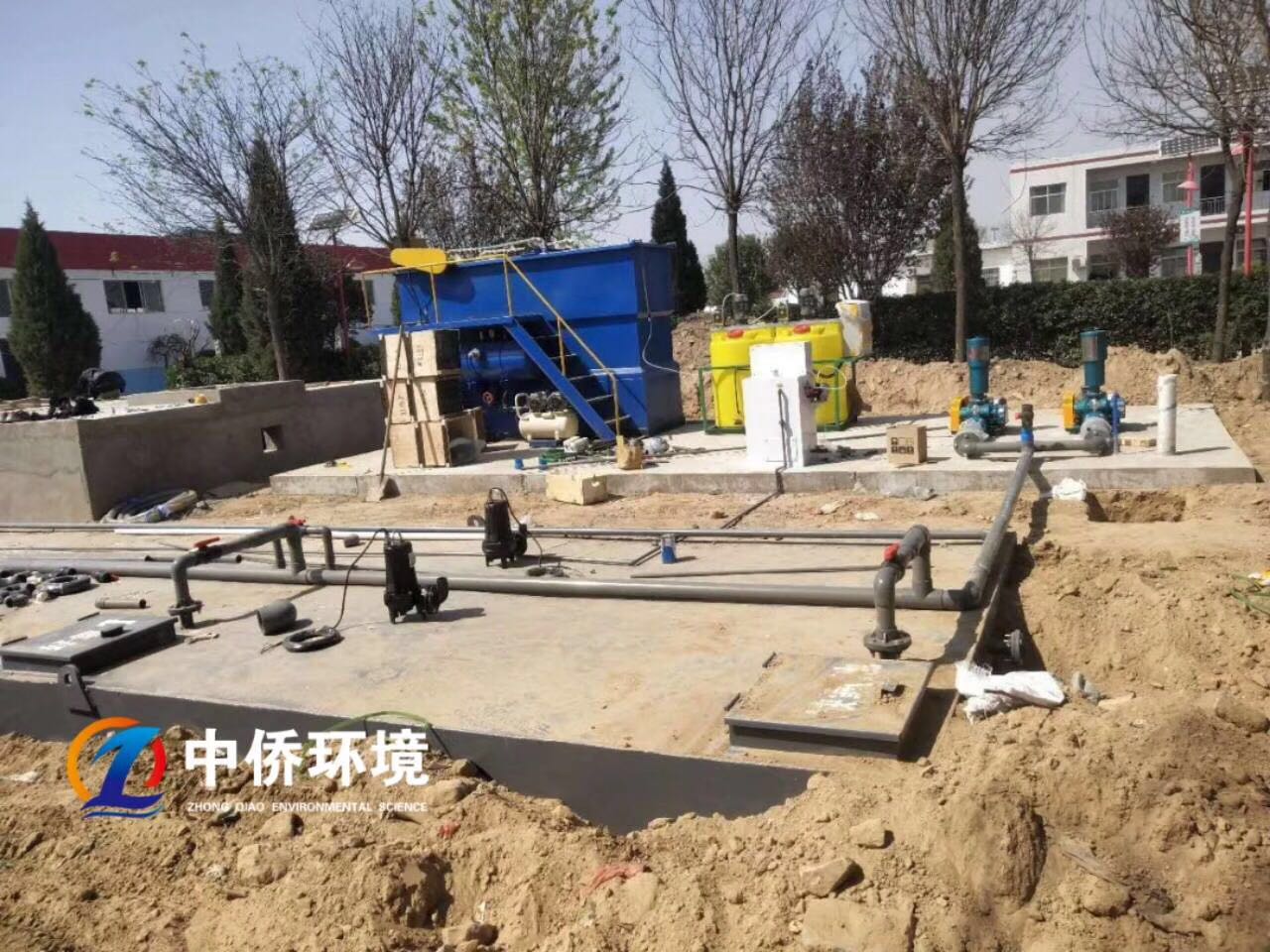 屠宰污水處理前后水樣對(duì)比(圖2) 屠宰污水處理前后水樣對(duì)比(圖2)